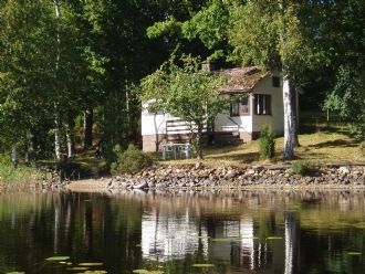 Stuga med naturskönt läge 10 meter från sjön Mien