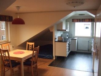 Läcker takvåning i villa, promenad till C