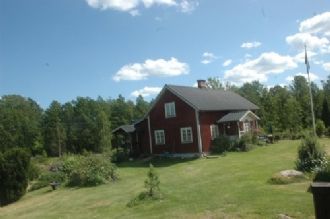 Fridfullt Smålandstorp intill sjö med egen brygga