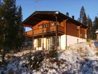 Fjällstuga med skidbod