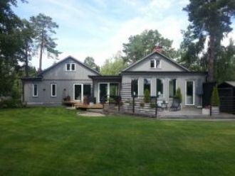 Modernt hus med stor tomt- nära badsjö