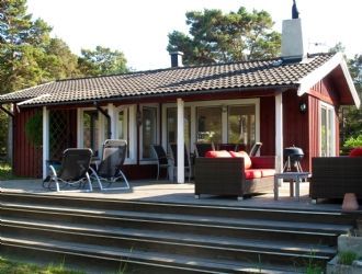 Kustnära fritidshus med modern standard i Ygne