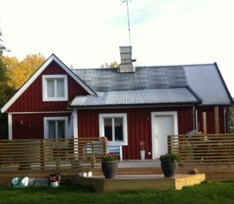 Renoverad stuga i närhet till skog och bad