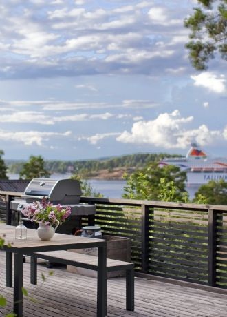 Exklusivt arkitektritat sjöläge milsvid havsutsikt