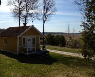 Stuga i lantlig idyll, utsikt mot Svartsjö Slott