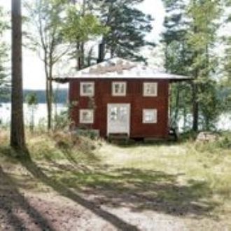Glashus hus vid sjökanten,bad,fiske,roddbåt.