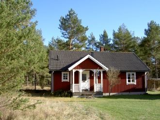 Mysig röd stuga i Bödabukten
