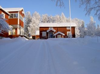 Nyrenoverad trivsam timmerstuga