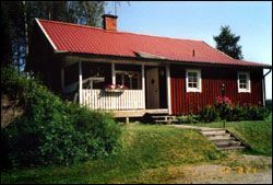 Idylliskt hus, med vedeldad bastu vid sjön