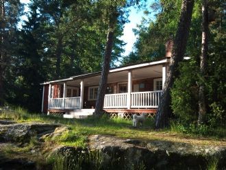 Scoutstuga i en skog vid en sjö