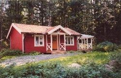 Stuga i naturskönt skogsområde med sjöutsikt & bad