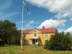 Gård med vacker utsikt över sjön