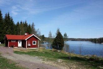 Stuga 20m från sjön Bunn med egen brygga Gränna