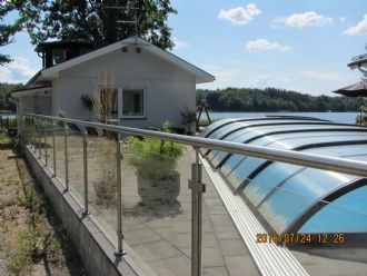 Sjönära stuga med fiske, pool, båt och brygga 