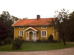 Stuga nära skog och sjö i Småland