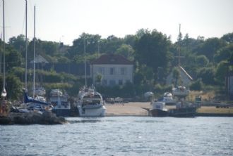 Gotland, kalkstenshus vid havet med havsutsikt
