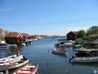 Ljust sommarboende med trädgård på Orust