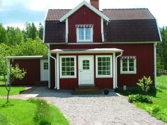 nyrenovrad stuga vid sjö