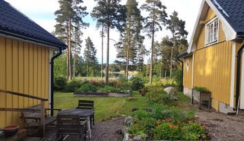 Vackert belägen, mysig stuga vid havsvik
