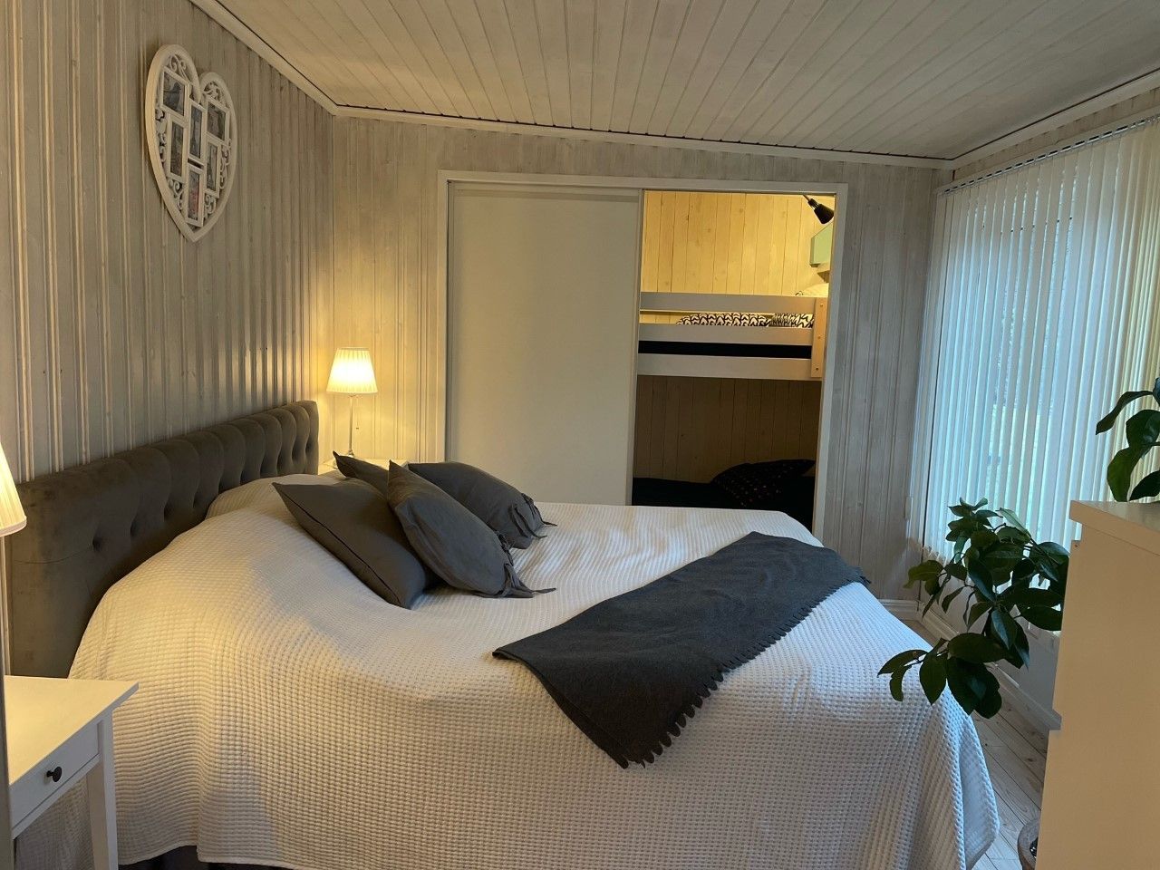 Stuga med egen pool vid badsjö. – bild 17 av 22