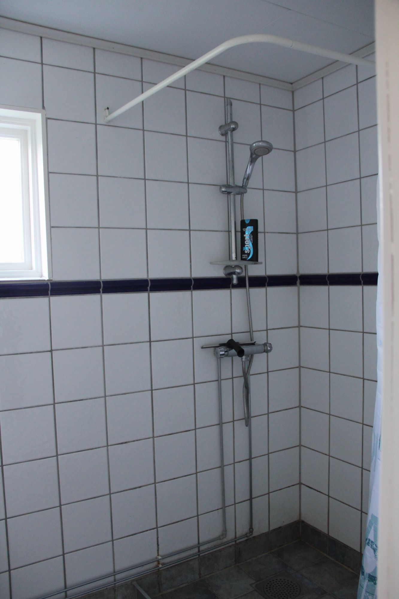 Röd stuga på landet – bild 9 av 13