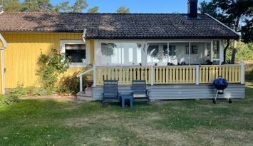 Strandnära stuga uthyres på Österlen.