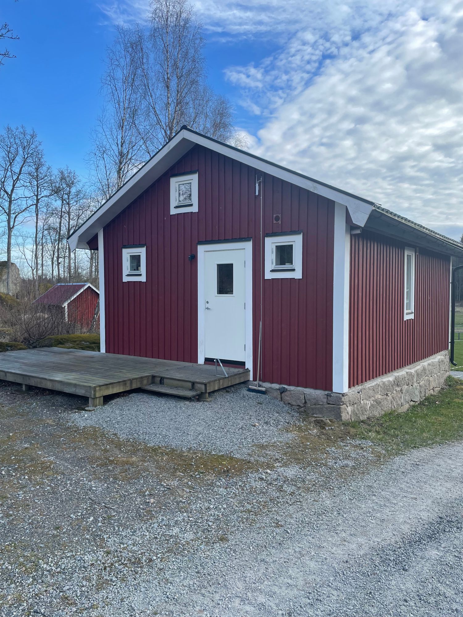 Mysig stuga lantligt läge nära stad,sjö och hav – bild 2 av 9