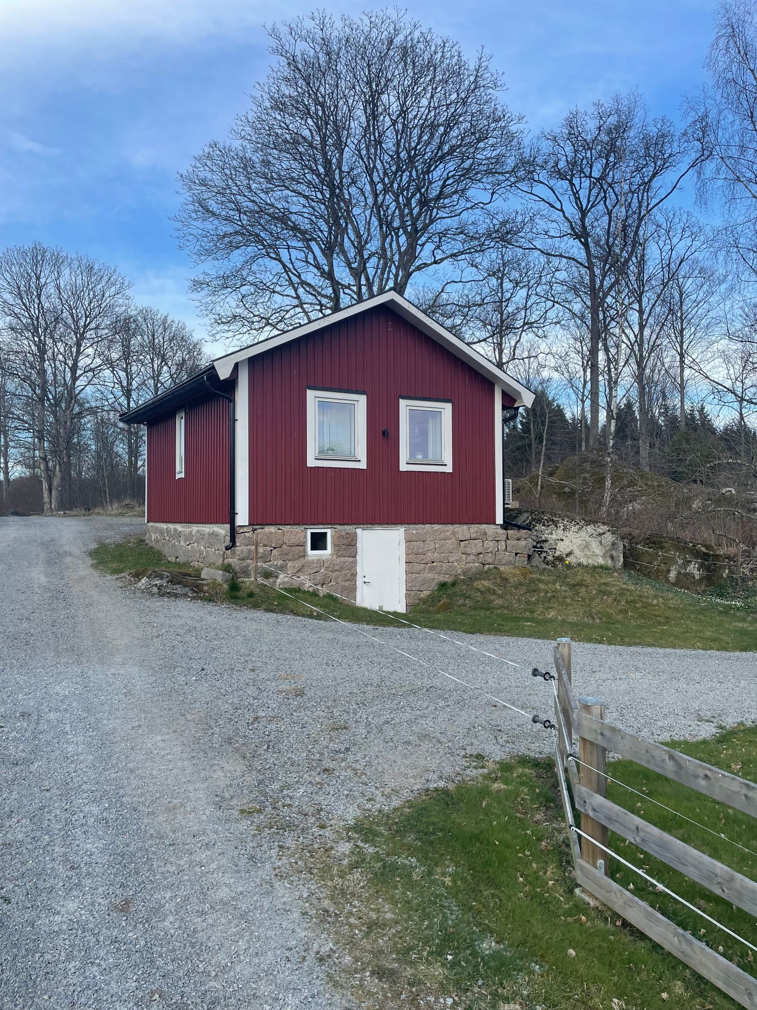 Mysig stuga lantligt läge nära stad,sjö och hav