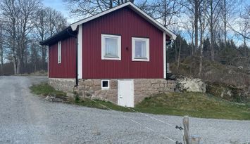 Mysig stuga lantligt läge nära stad,sjö och hav