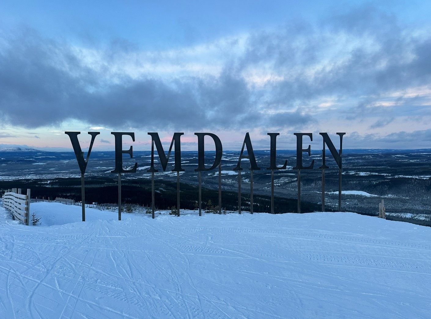 Fin stuga i lugnt område med bastu och ski-in-läge – bild 3 av 18