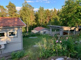 Två bekväma hus, stora sociala ytor, nära havet
