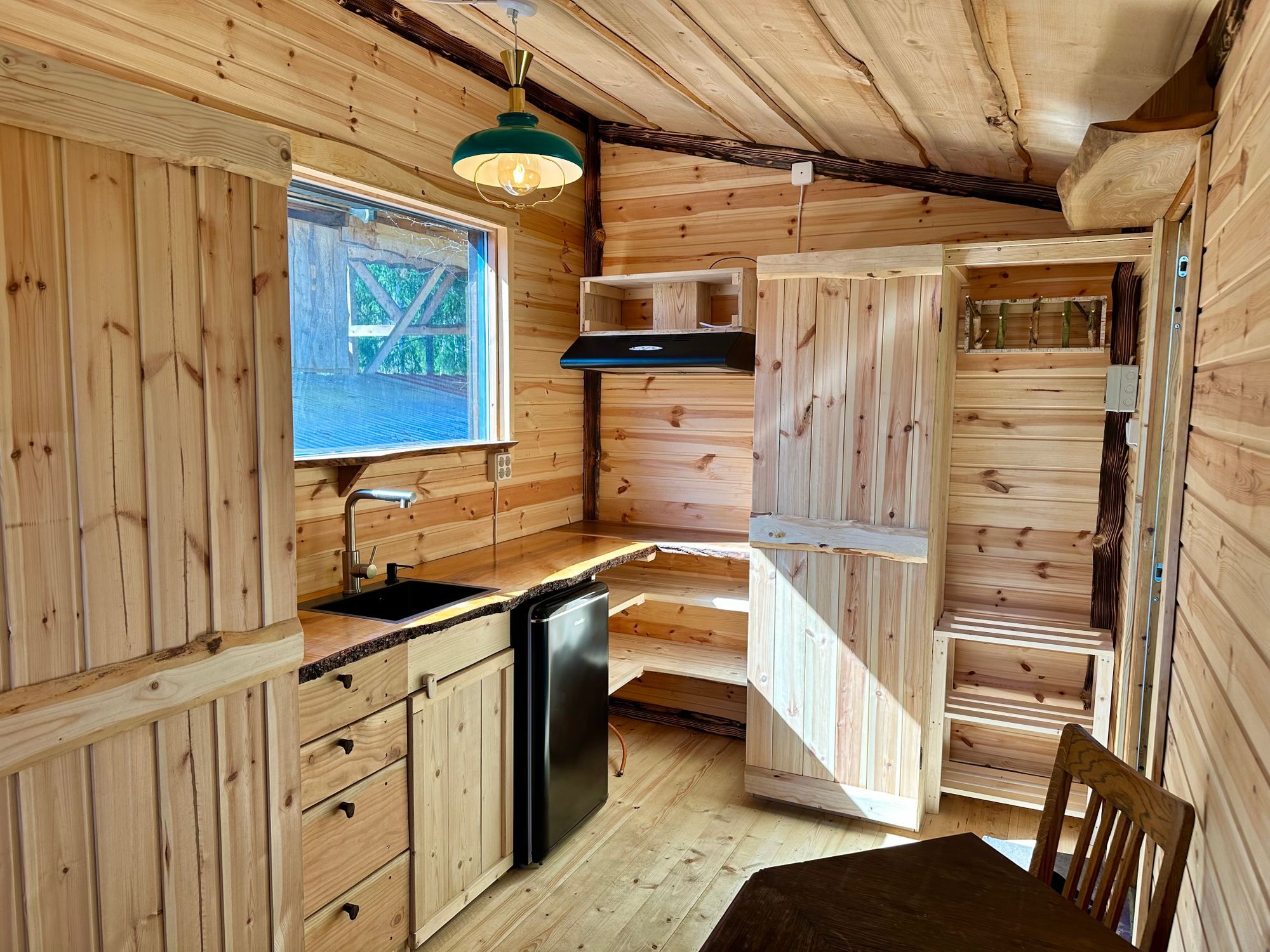 Vackert tiny house i naturområde – bild 5 av 5