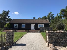 Hus med havsutsikt uthyres på Fårö, Gotland