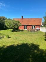 Stuga med stor tomt nära havet och Skreastrand