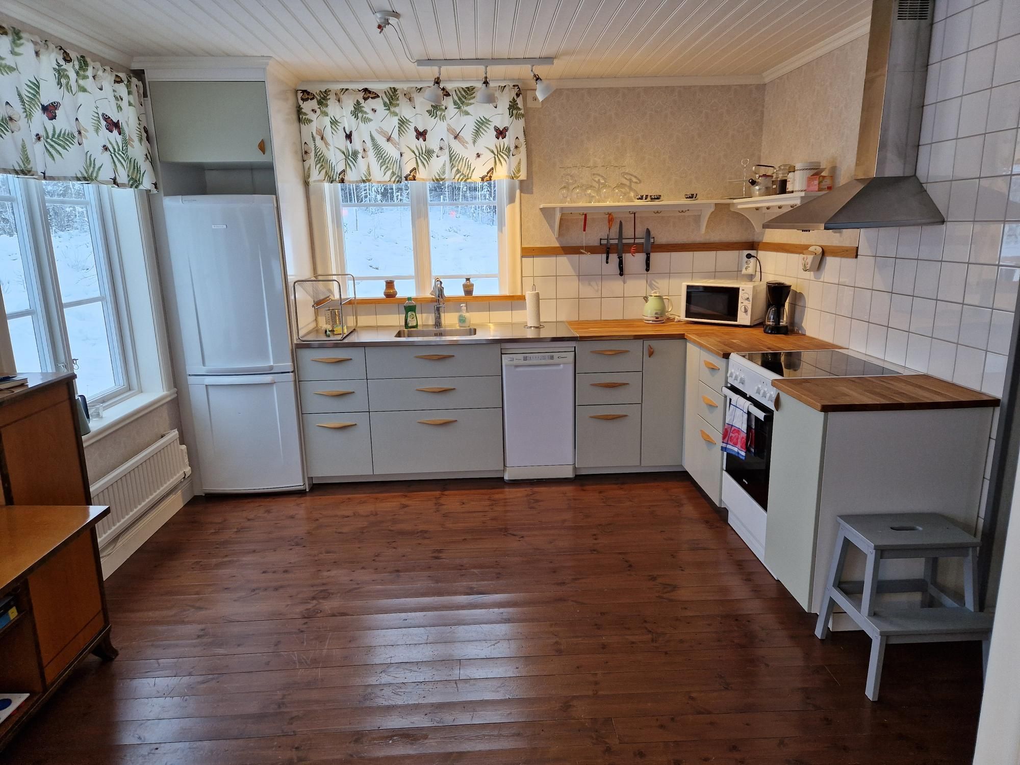 Naturnära Gäststuga på liten gård med höns – bild 6 av 9
