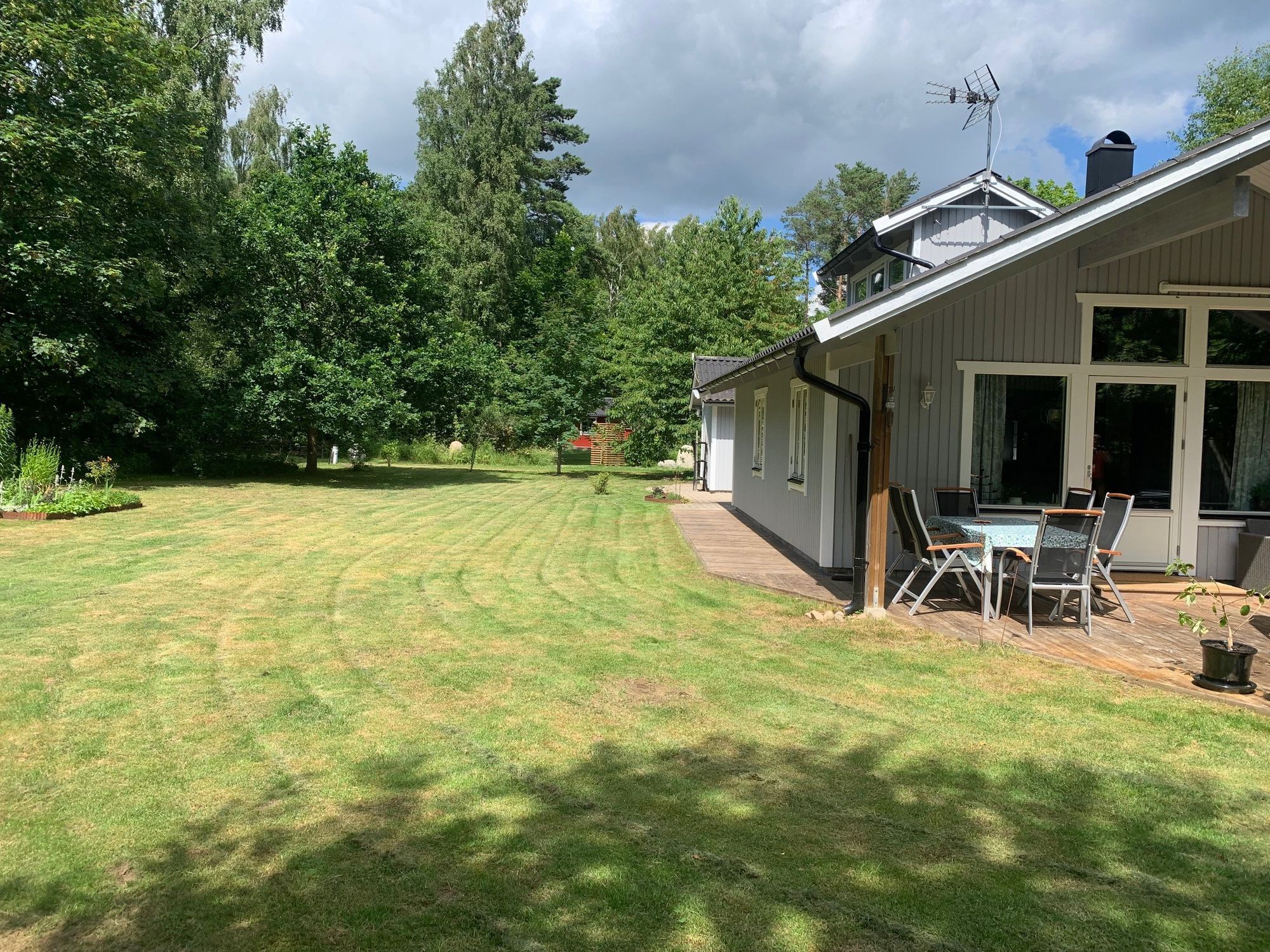Modernt fritidshus med annex strax norr om Brösarp – bild 3 av 21