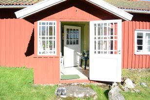 Charming cottage by the lake Åsunden