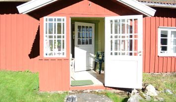 Charming cottage by the lake Åsunden