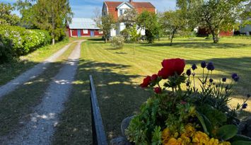 Hus i byidyll nära till fin badplats