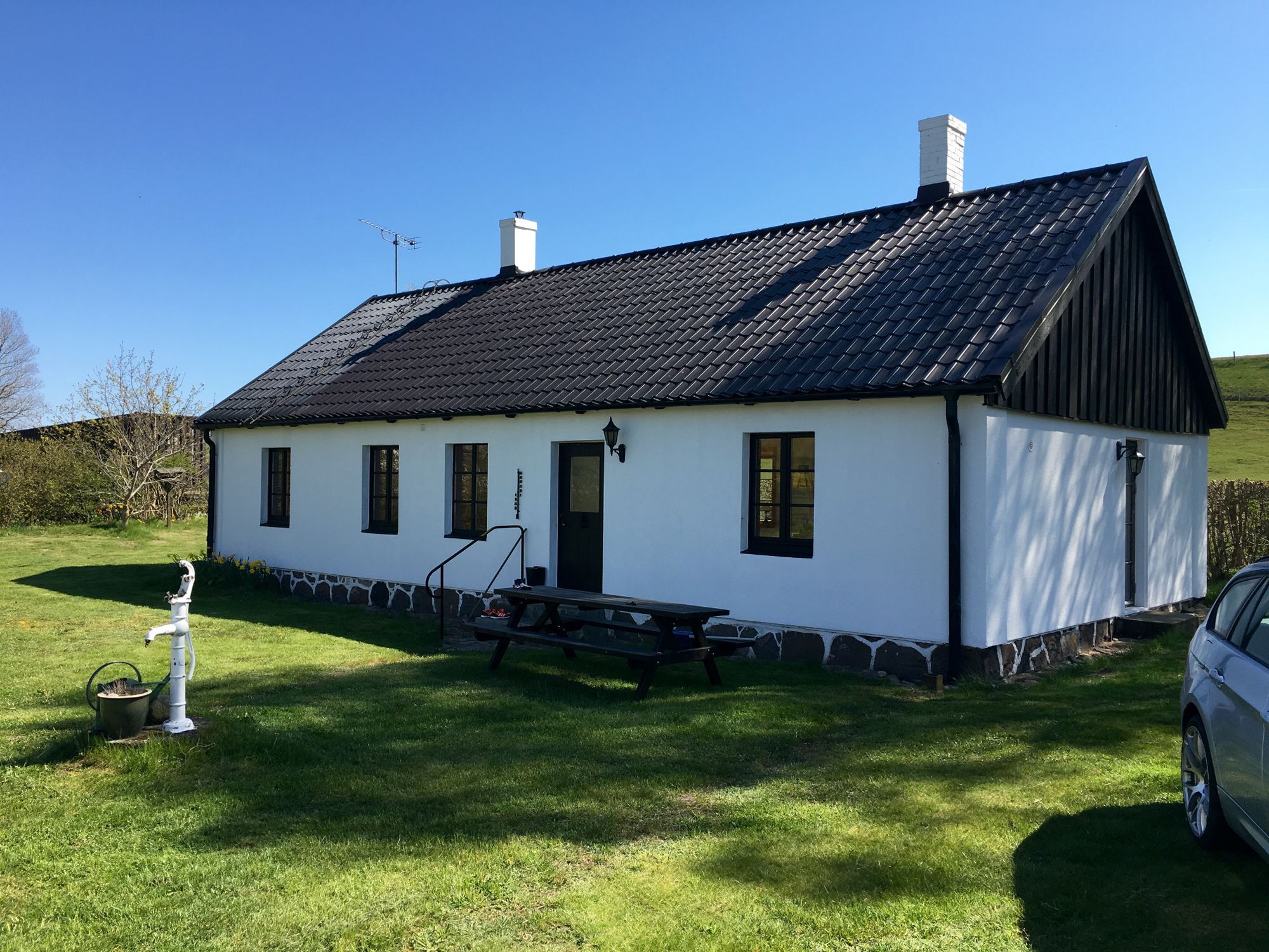 Gård nära Ale Stenar och havet – bild 2 av 19