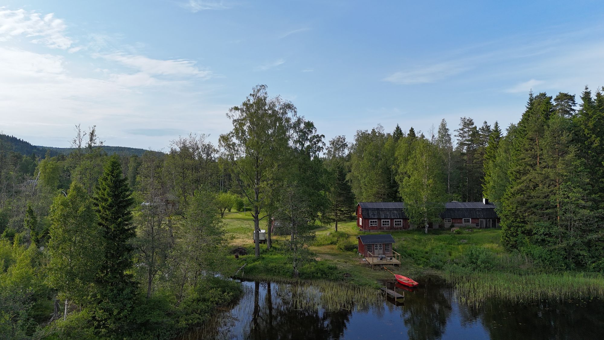 Stuga med egen badstrand, brygga, roddbåt o kanot. – bild 16 av 16