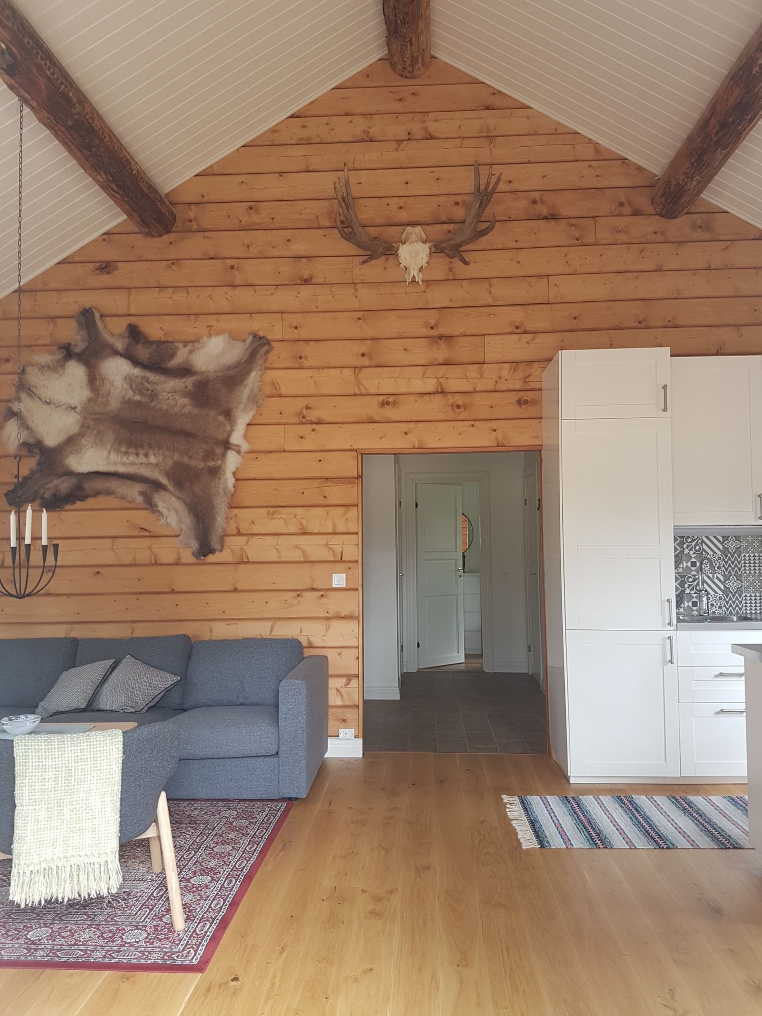 Timmerstuga i naturskön miljö – bild 4 av 12