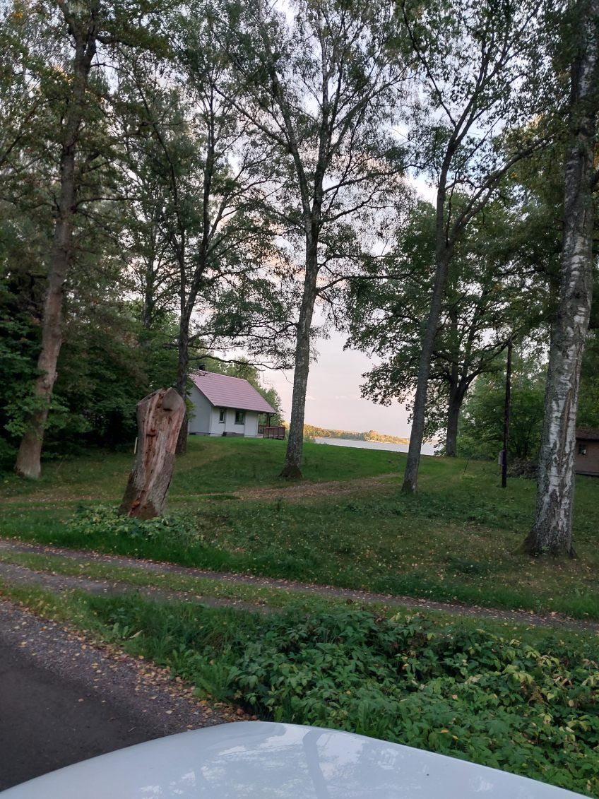 Hus på stor strandtomt vid sjön Mälaren – bild 2 av 24