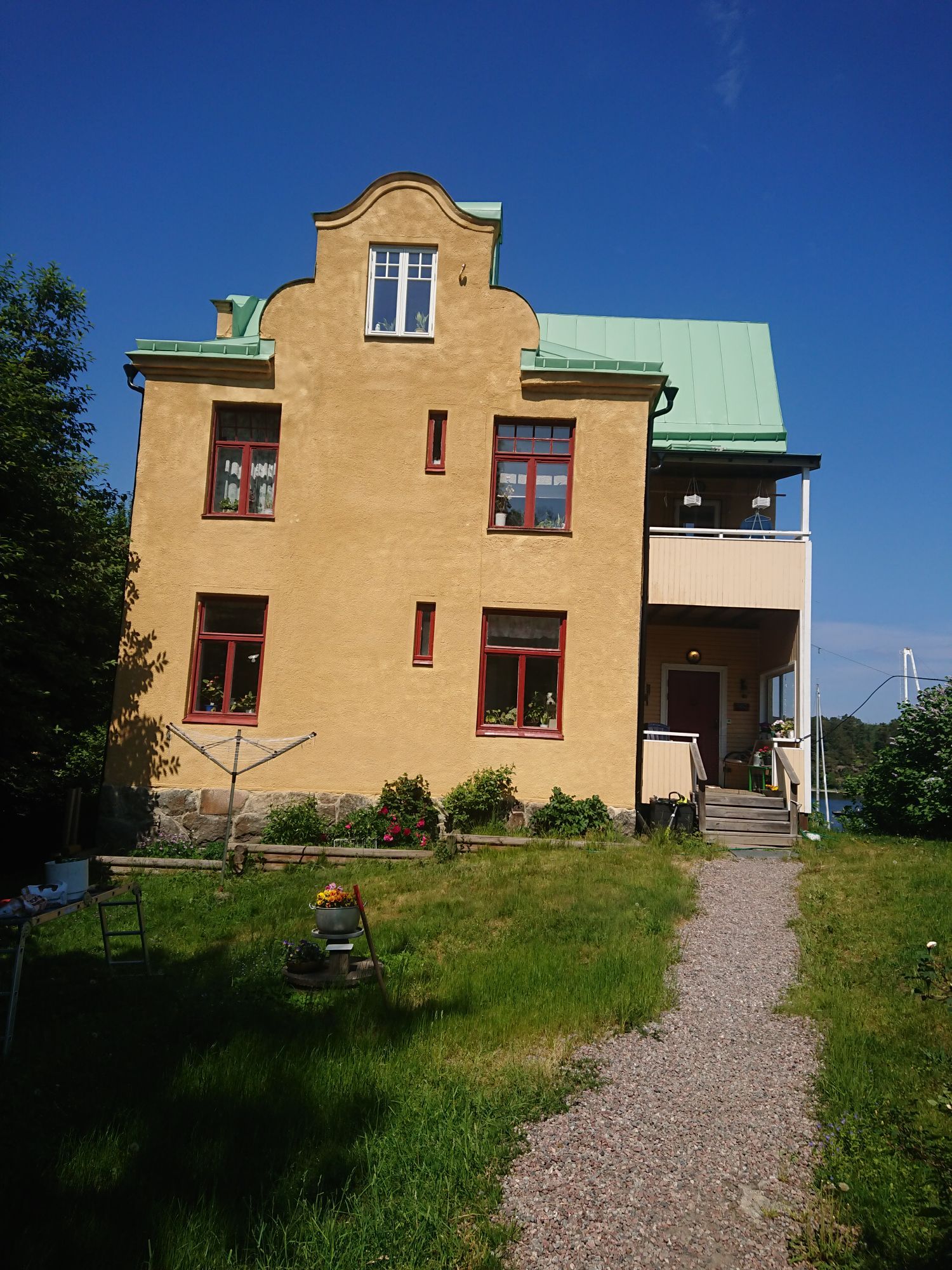 Liten lägenhet med sjöutsikt, balkong