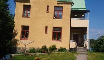 Liten lägenhet med sjöutsikt, balkong