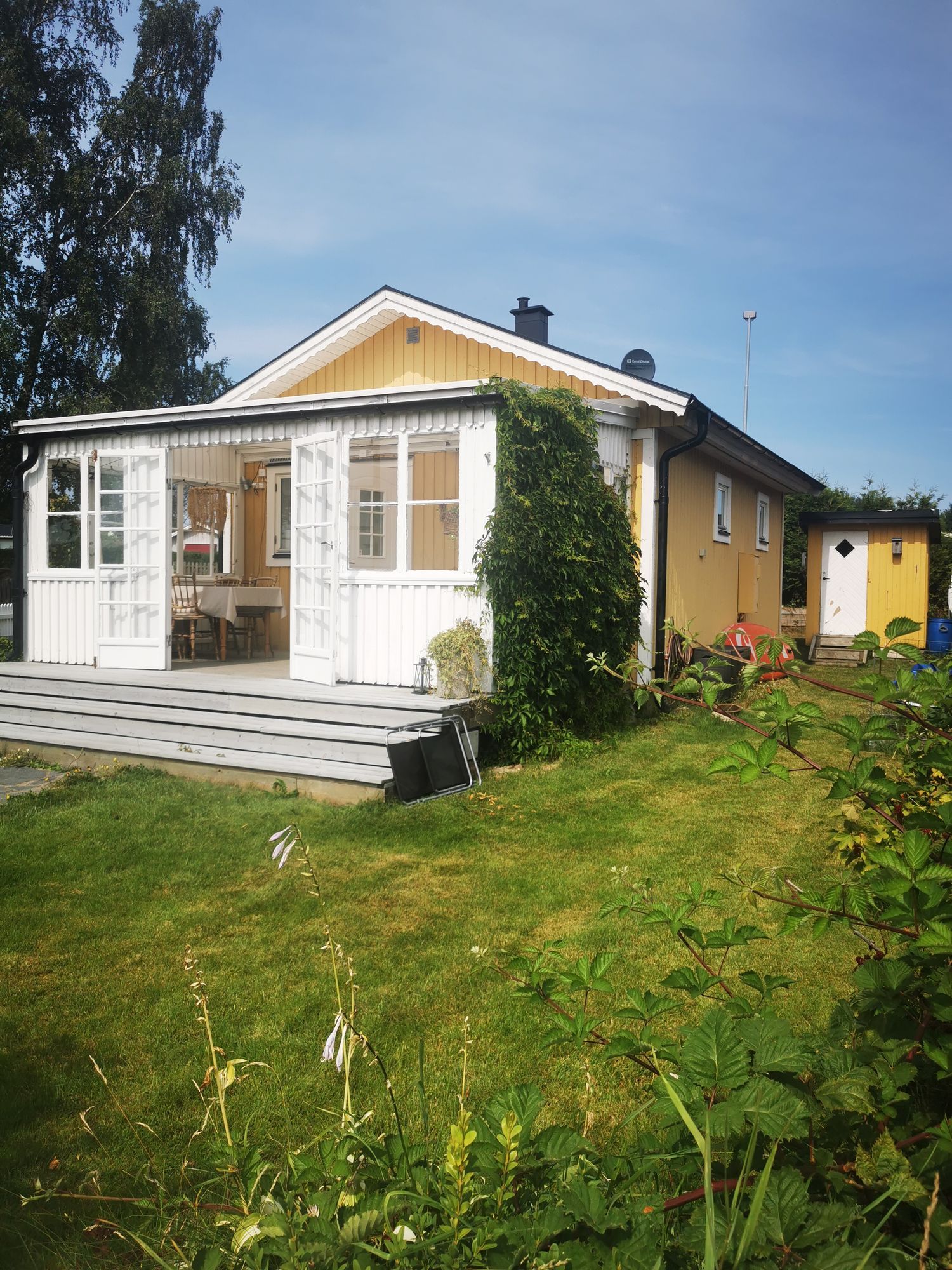 Stuga med strandtomt – bild 2 av 13