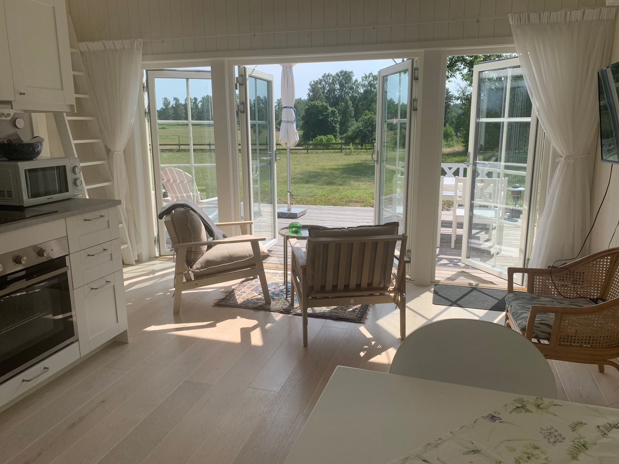 Havsnära nybyggd stuga med roddbåt. – bild 18 av 21