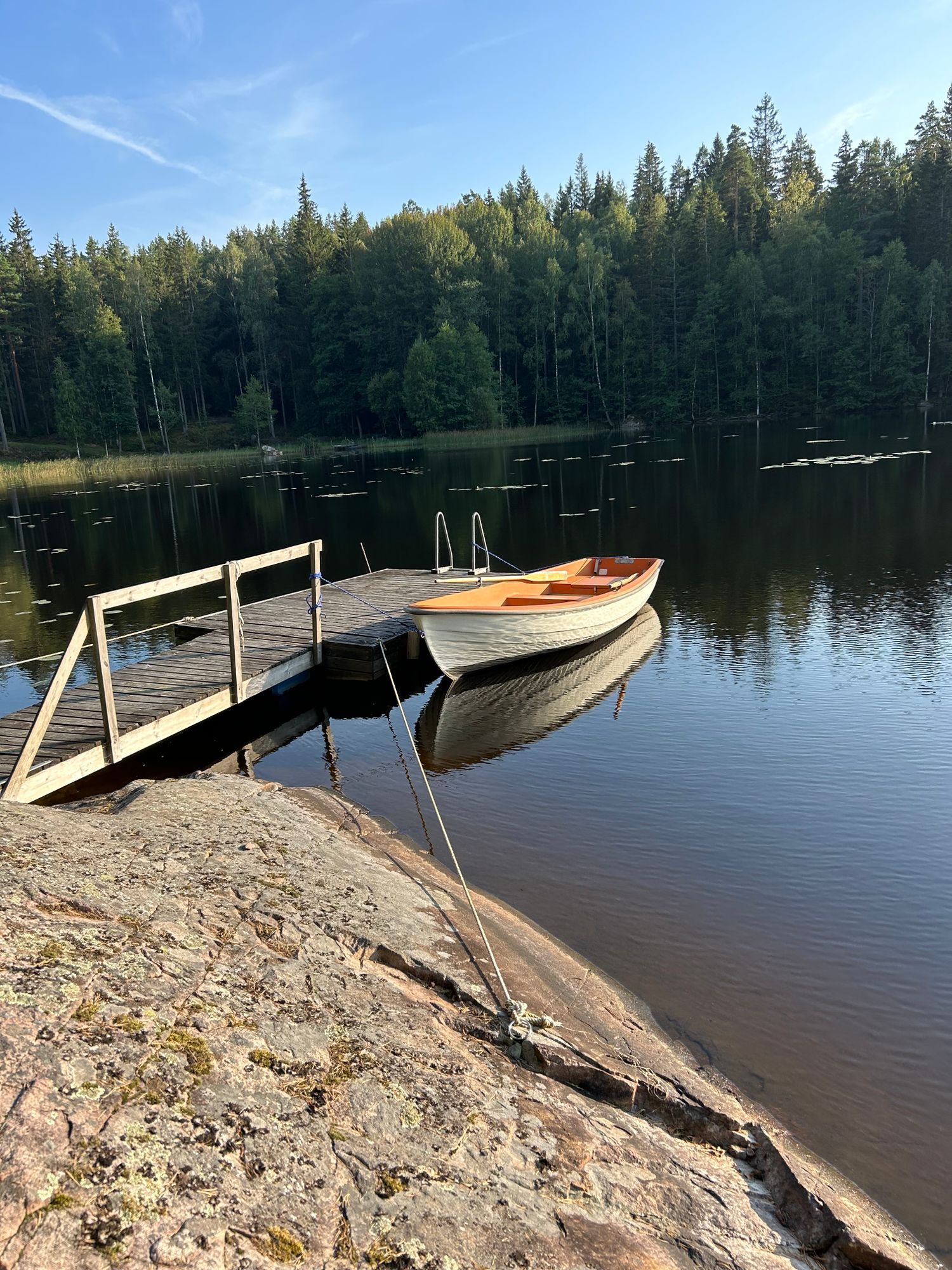 Röd stuga i Småland m egen brygga och roddbåt – bild 13 av 24