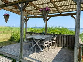 Sommarhus vid Södra Hjälmaren med sjötomt