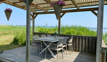 Sommarhus vid Södra Hjälmaren med sjötomt